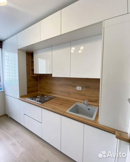 Белая кухня с деревянными фасадами