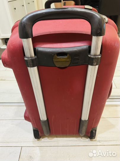 Чемодан на колесах samsonite