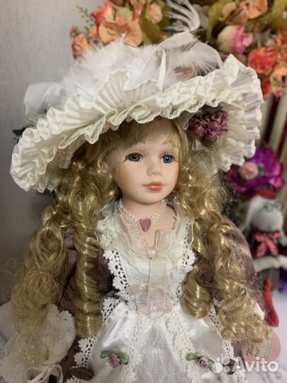 Фарфоровая коллекционная кукла