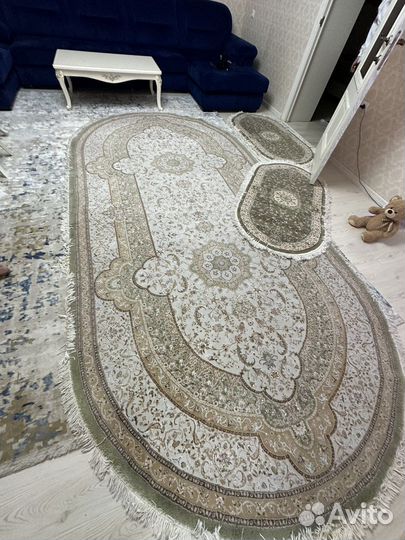 Ковер и два прикроватных коврика