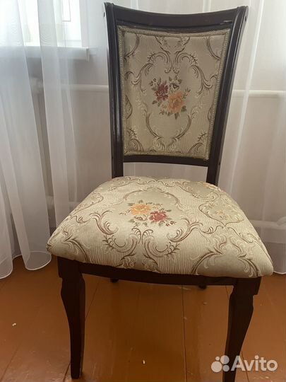 Стол и шесть стульев