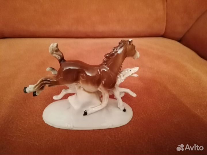 Бегущие лошадь и собака Фарфор статуэтка редкая
