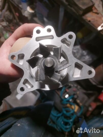 Помпа на toyota corolla 120