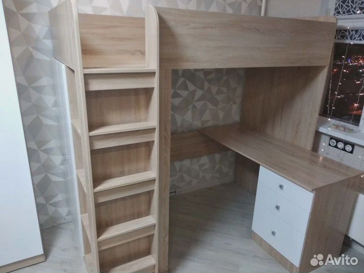 Детская кровать чердак со столом и шкафом