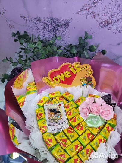 Подарочный букет love is жвачки / конфеты