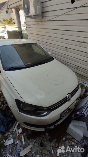 Volkswagen Polo 1.6 МТ, 2012, битый, 485 000 км