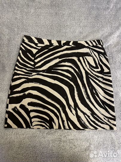 Короткая бежевая юбка c принтом H&M