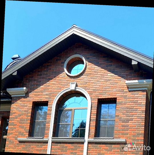 Арочное коричневое пластиковое окно