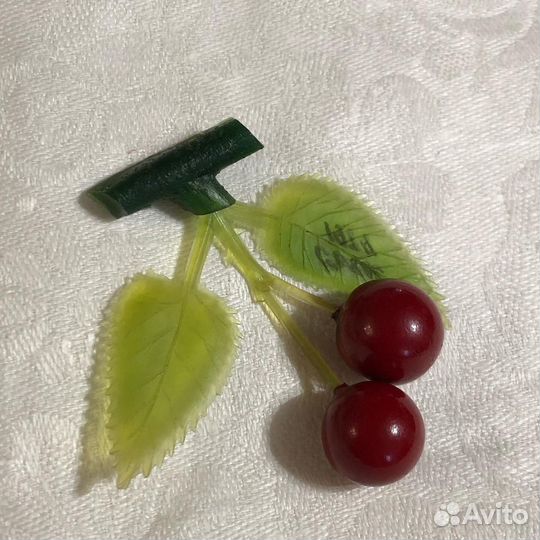 Брошь вишня