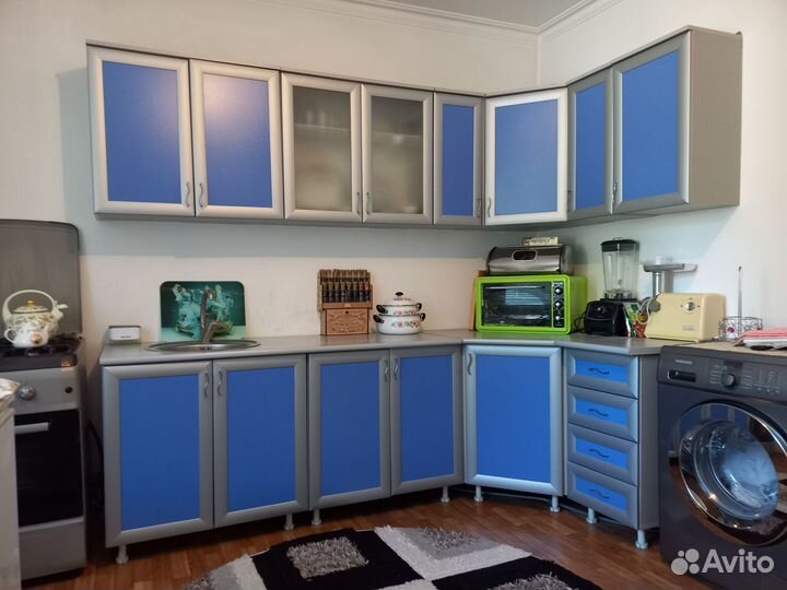 Кухня, диван угловой, стол, и две табуретки