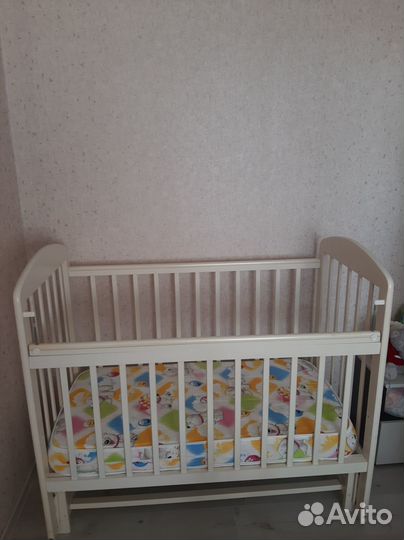 Детская кроватка с маятником