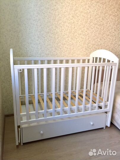 Детская кроватка с маятником
