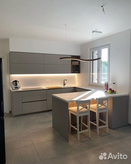 Кухня бежевая с пеналом