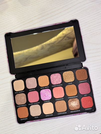 Палетка теней revolution