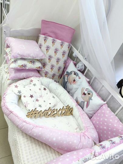 Комплект в детскую кроватку бортики кокон простынь