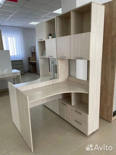 Письменный стол