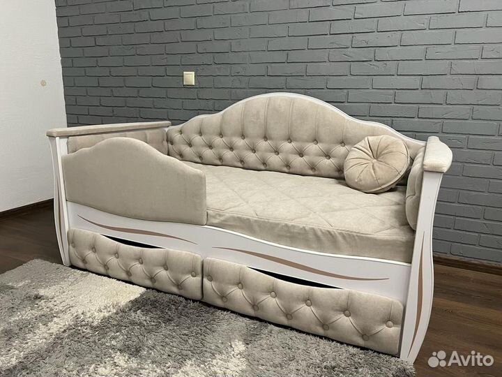 Детская кровать диван с каретной стяжкой