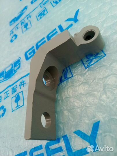 Петля задней двери нижняя Л Geely Monjaro