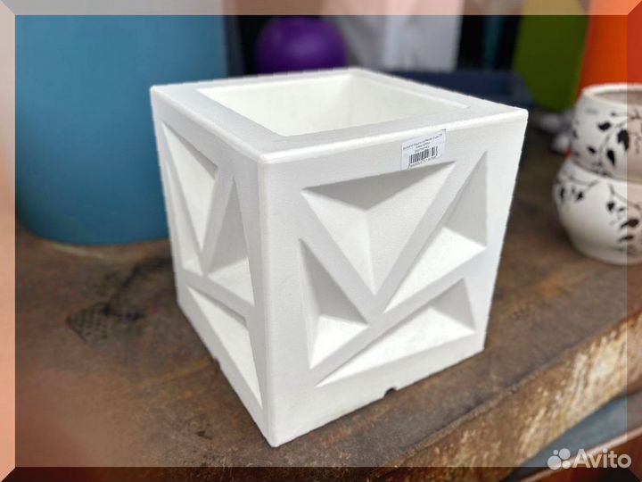 Белое кашпо для улицы