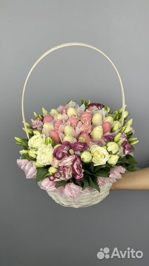 Корзина с цветами и клубникой