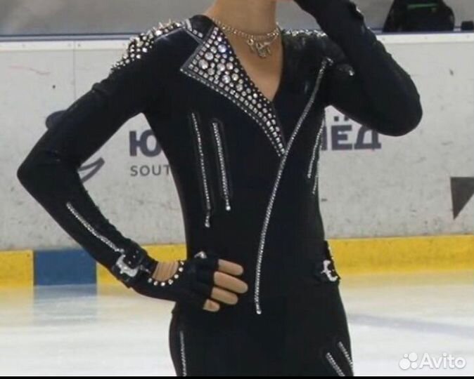 Костюм для высиуплений по фигурному катанию