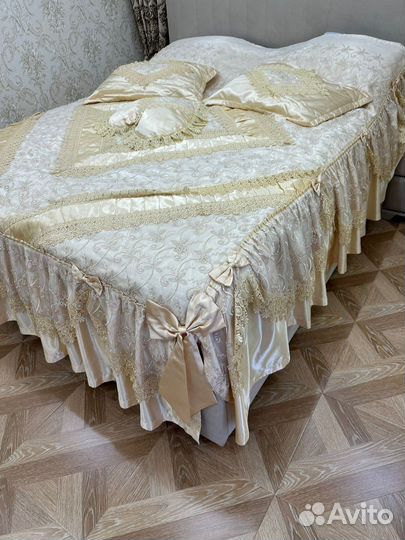 Покрывало на кровать и шторы ламбрекеном