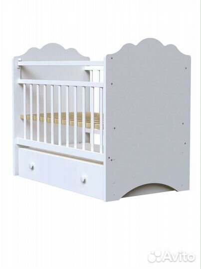 Детская кроватка с маятником белая