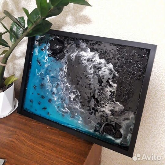 Картина море с черным берегом