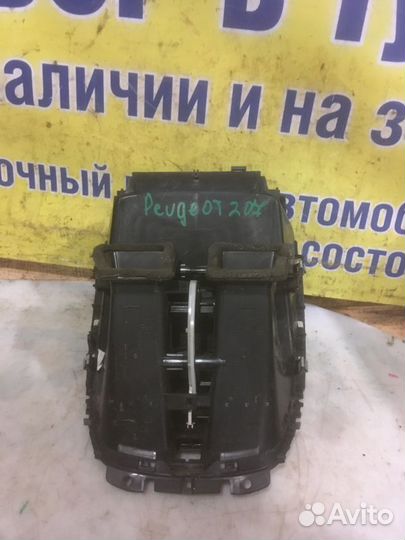 Рамка центральная в торпедо Peugeot 207