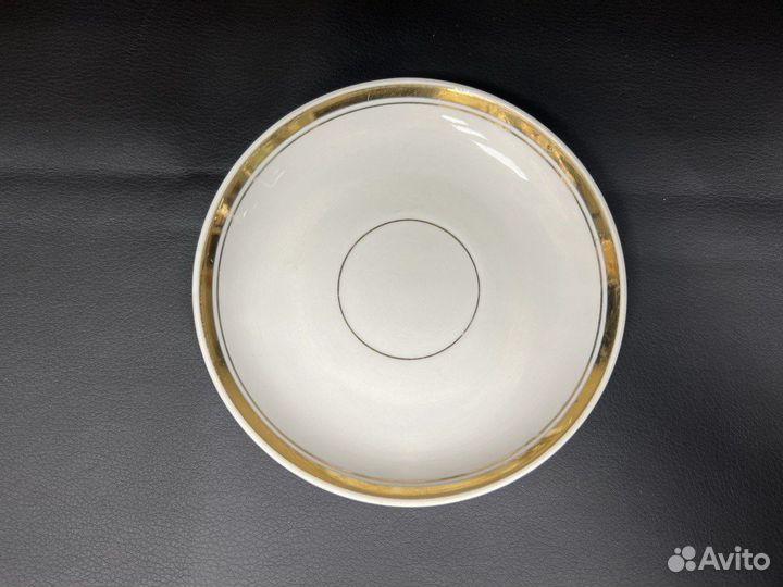 Блюдце с золотым отводом 14,7 см Красный фарфорист