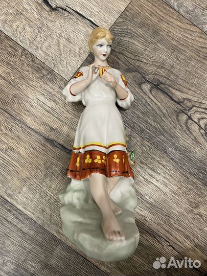 Статуэтка фарфор гадание на ромашке