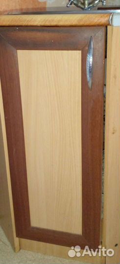 Кухонные шкафы и столы