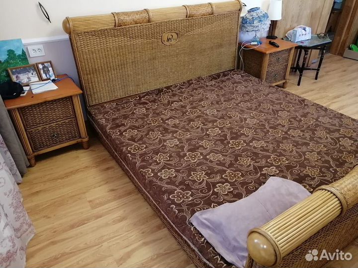 Кровать из ротанга с тумбочками