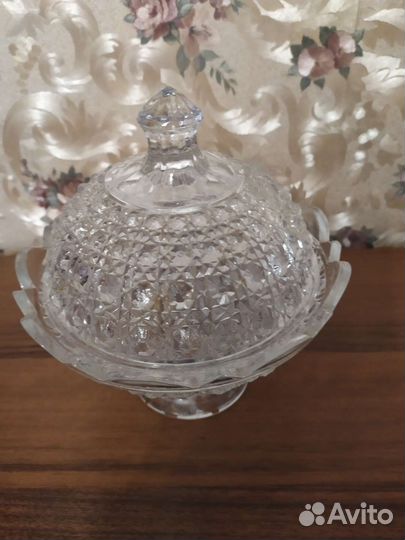 Конфетница на ножке с крышкой