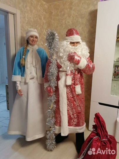 Дед Мороз и Снегурочка с живой бабочкой в подарок