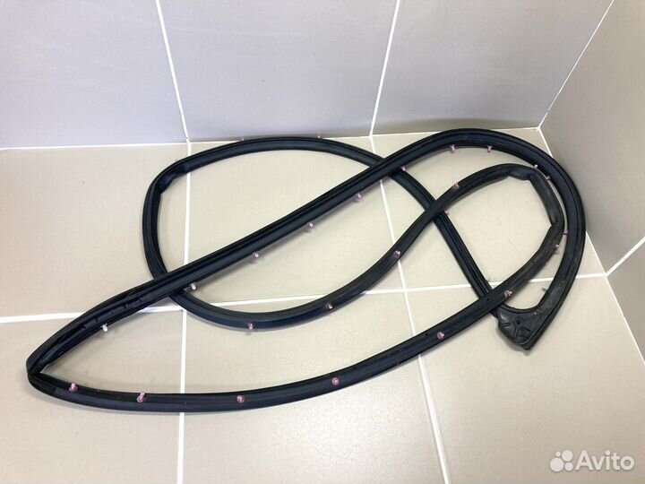 Уплотнитель пер левой двери Nissan Juke F15