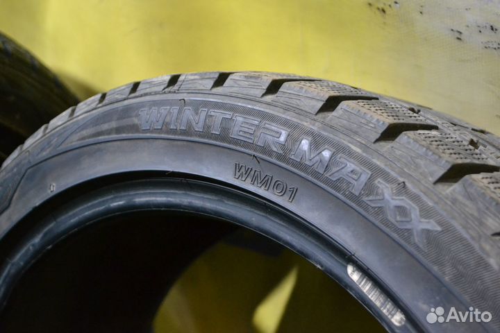Dunlop Winter Maxx WM01 215/45 R17