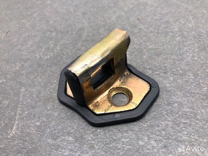 Петля замка двери задняя правая Mitsubishi Carisma