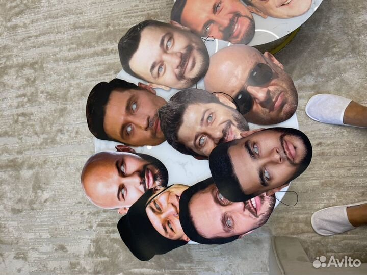 Картонные маски с лицами звёзд