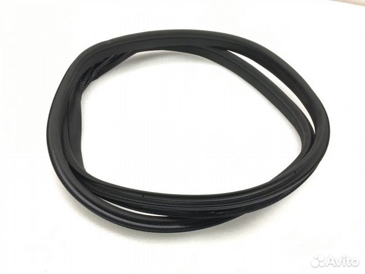 Уплотнительная резинка задняя левая Mercedes Cla