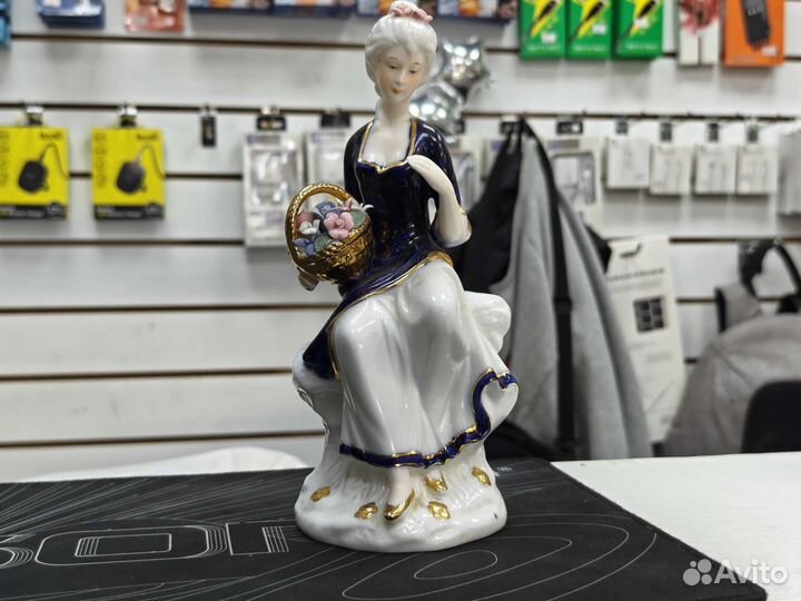 Статуэтка фарфор Дама с цветами
