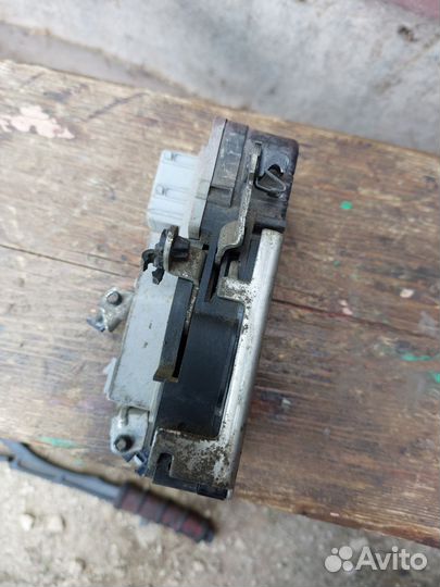 Замок передней левой двери Лада Гранта