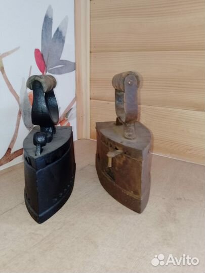 Старинный угольный утюг