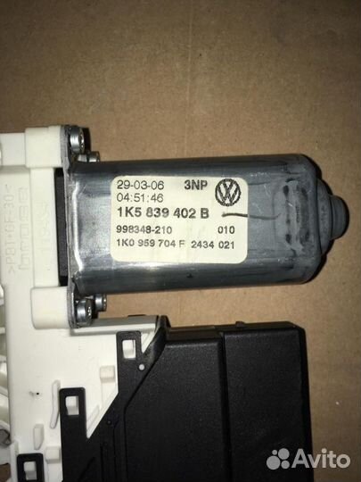 Моторчик стеклоподъемника правый задний VW Jetta 5
