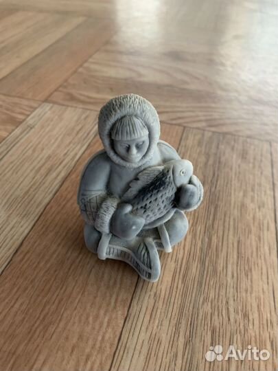 Статуэтка чукчи с рыбой