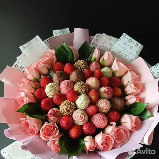 Букеты из клубники в шоколаде и цветы