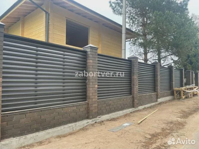 Забор жалюзи с кирпичными столбами