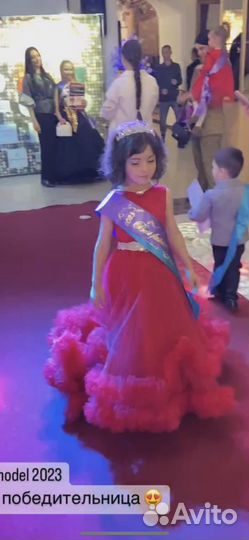 Нарядное платье для девочки 116/122