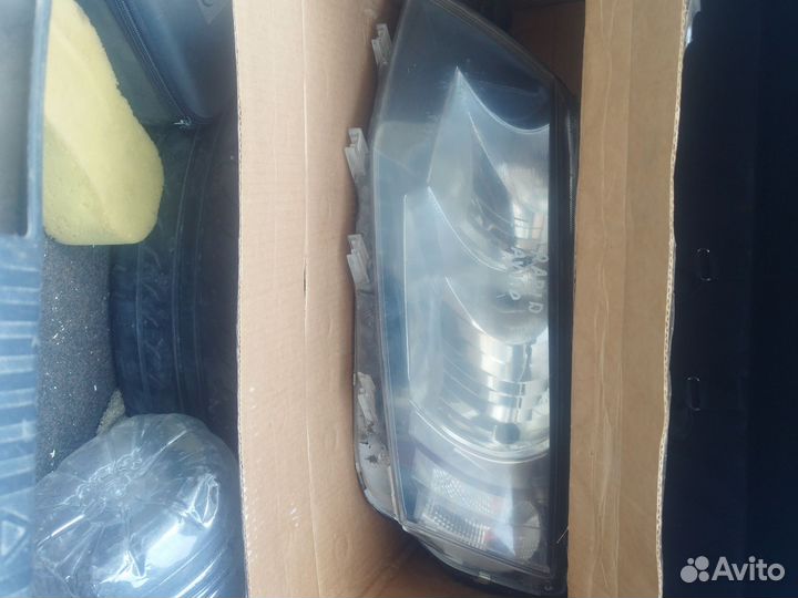 Передняя левая фара на Skoda rapid