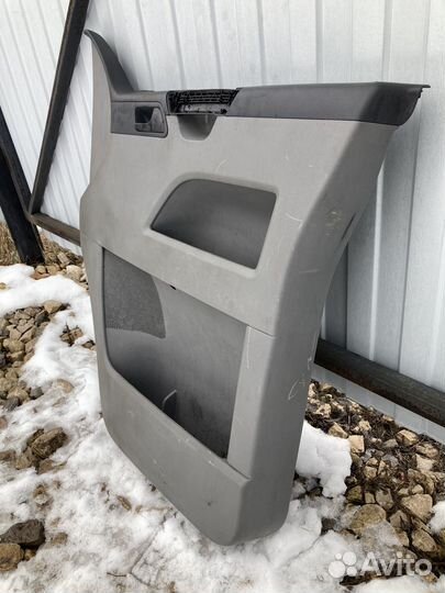 Обшивка правой передней двери VW Transporter T5